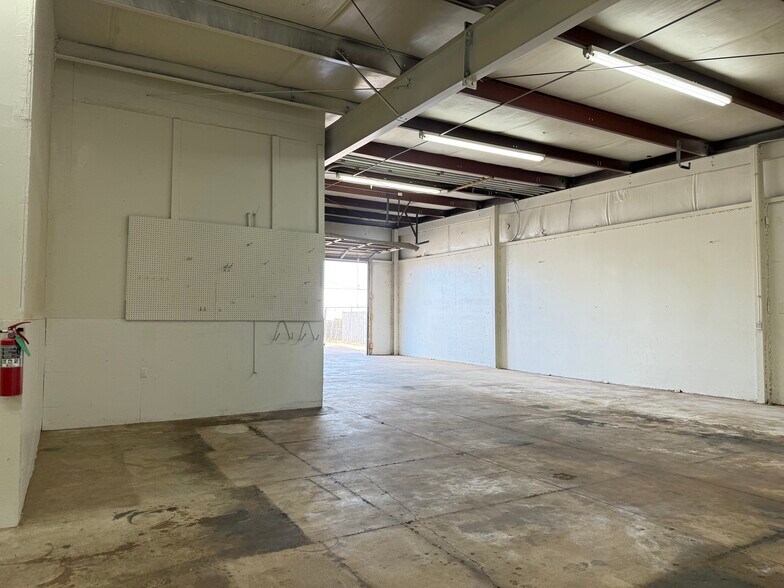 More Photos Of 413 N Walnut Ave, Broken Arrow Warehouse For Lease