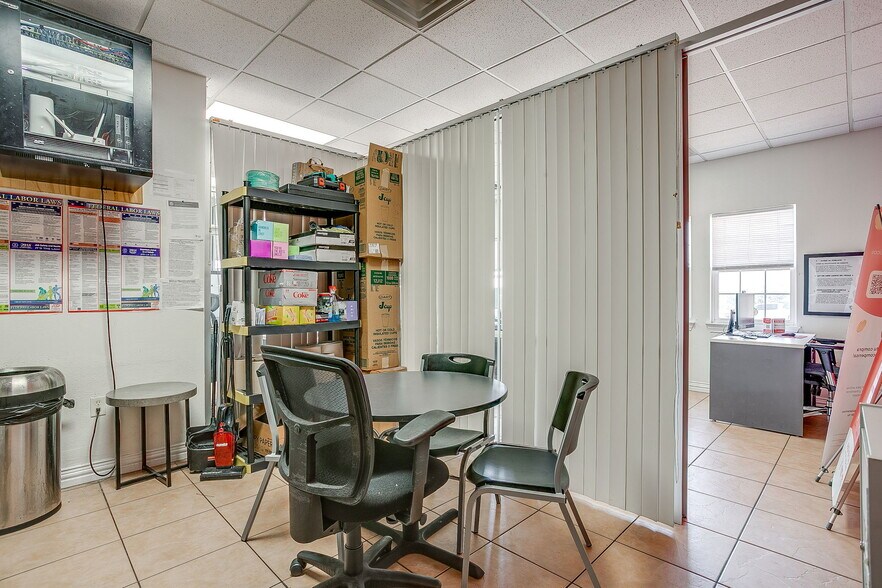 More Photos Of 1300 Jacksboro Hwy, Fort Worth Auto Dealership For Lease