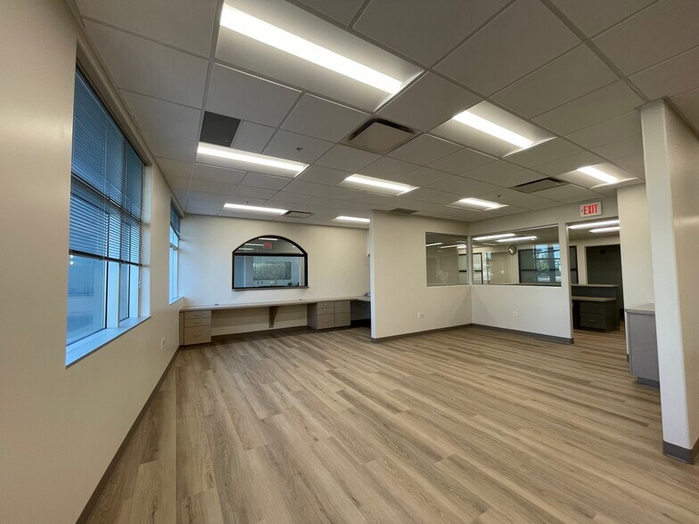 More Photos Of 690 N Cofco Center Ct, Phoenix Medical For Lease