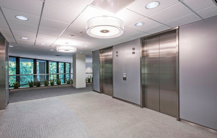 More Photos Of 400 Northridge Rd, Atlanta Office For Lease