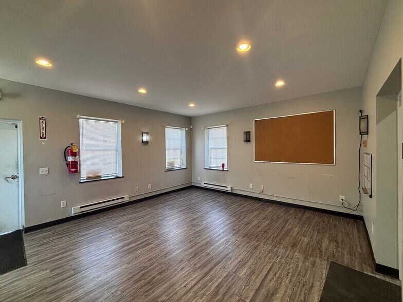 More Photos Of 4214 North Point Blvd SE, Dundalk Warehouse For Lease