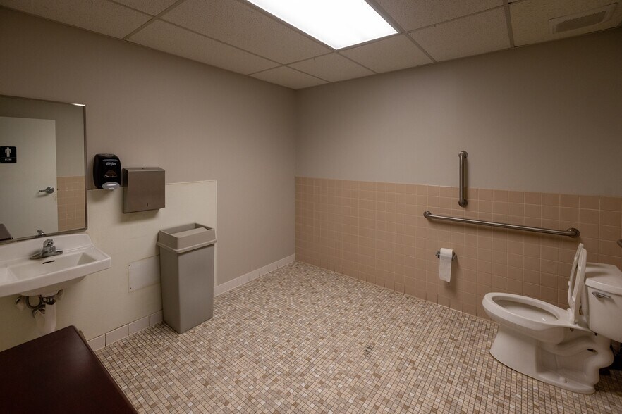 More Photos Of 5600-5628 Lincoln Dr, Edina Light Distribution For Lease