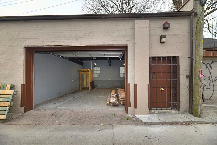 More Photos Of 30R First Ave, Toronto Light Distribution For Sale