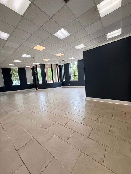 More Photos Of 223 Dundee Ave, Elgin Freestanding For Lease