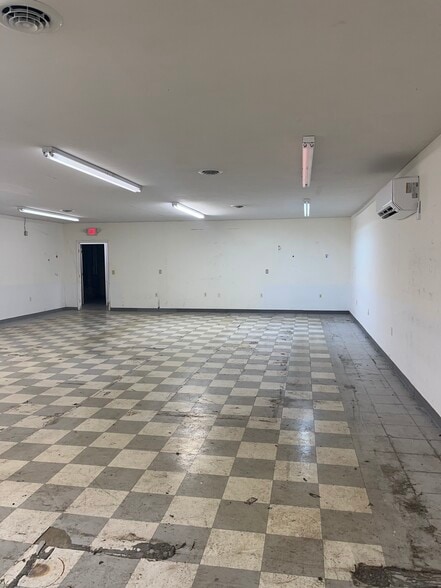 More Photos Of 101 Newbury Hollow Ln, Syracuse Warehouse For Lease