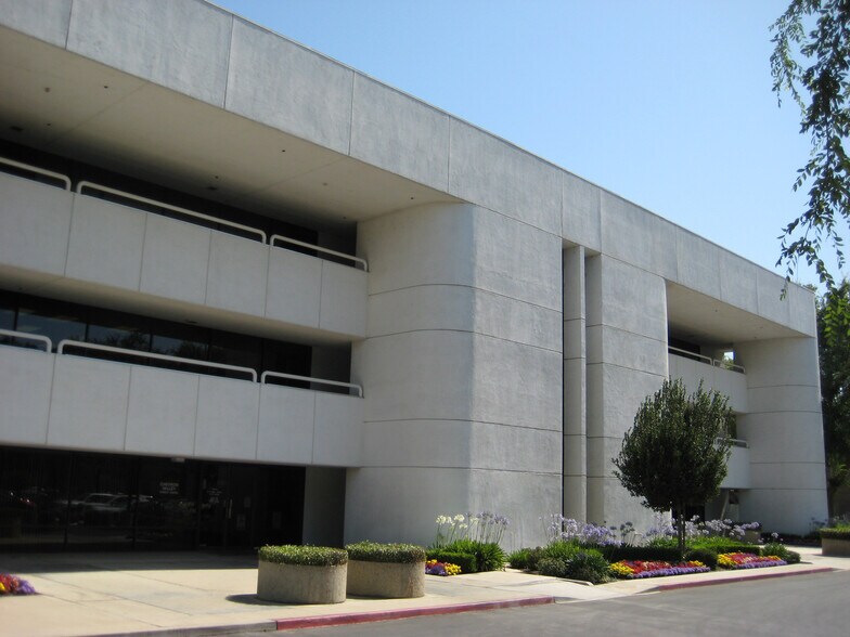 More Photos Of 5555 California Ave, Bakersfield Office For Lease