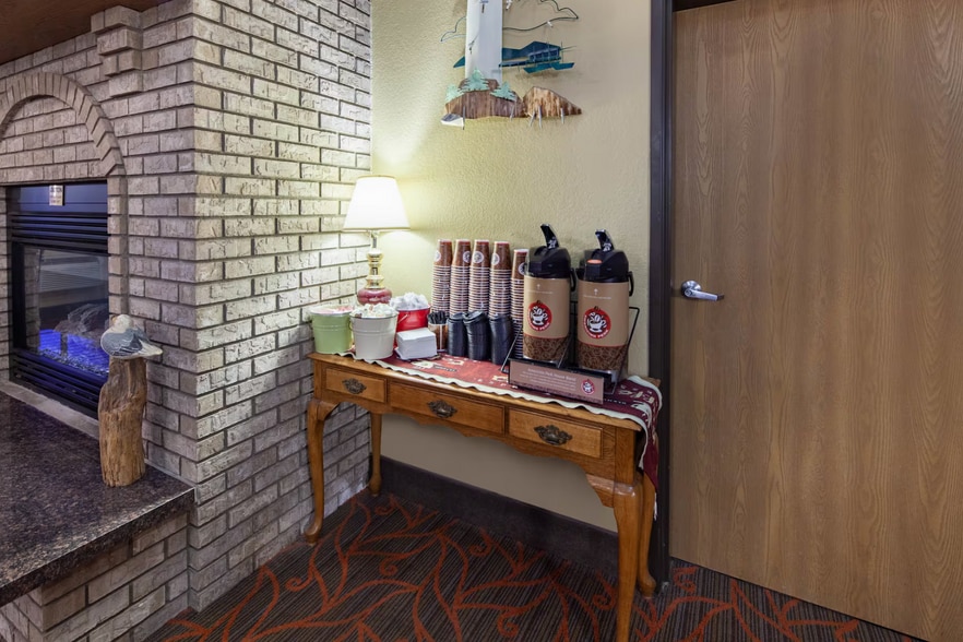 More Photos Of 3009 Lakeshore Dr E, Ashland Hotel For Sale