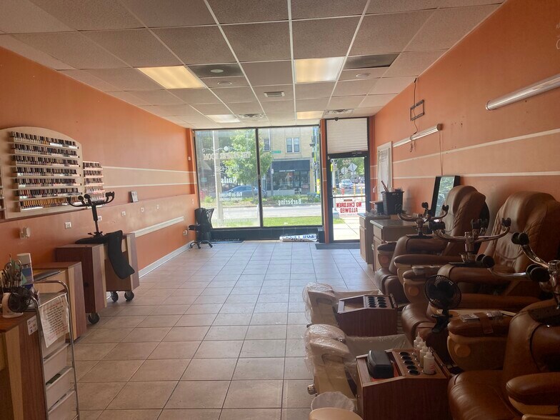 More Photos Of 300 Madison St, Oak Park Apartments For Lease