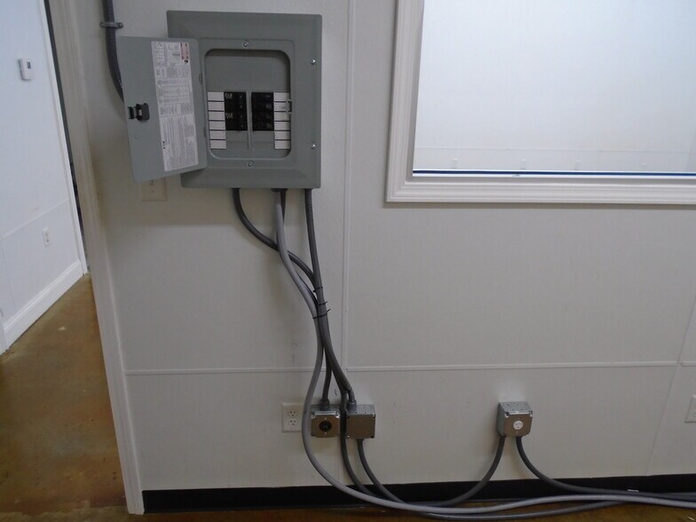 More Photos Of 2176 N Fox Hollow Dr, Nixa Warehouse For Lease