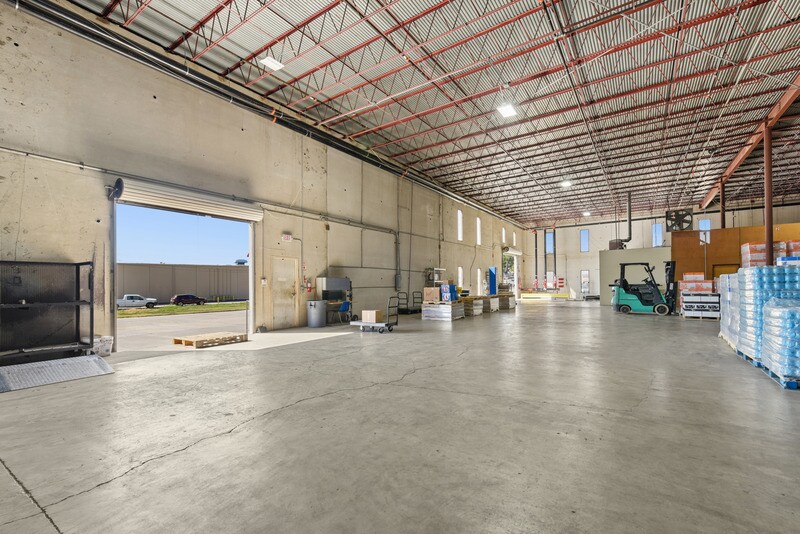More Photos Of 101 E Nakoma St, San Antonio Showroom For Lease