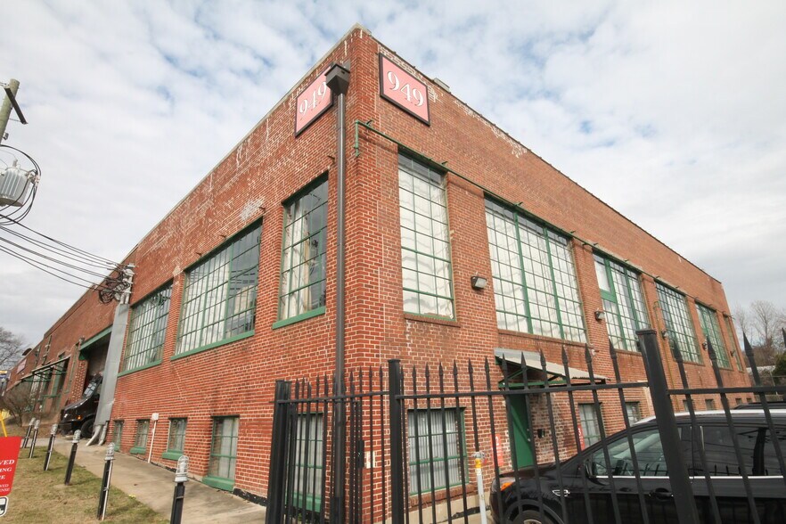 More Photos Of 887 W Marietta St NW, Atlanta Loft Creative Space For Lease