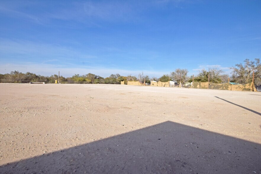 More Photos Of 305 E 57th St, Odessa Warehouse For Sale