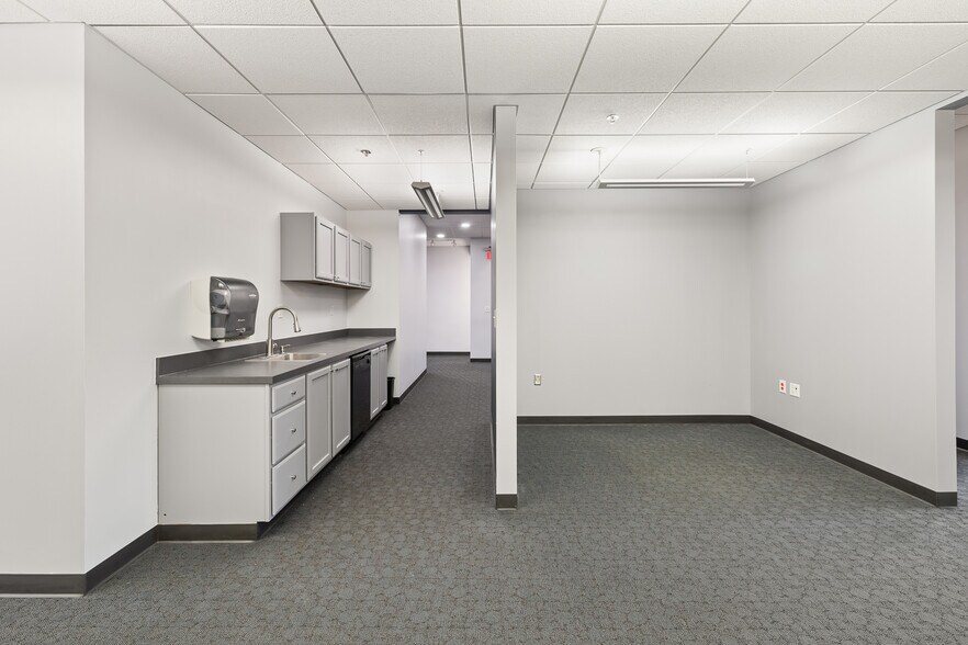 More Photos Of 40 W 4th St, Mansfield Storefront Retail Office For Lease