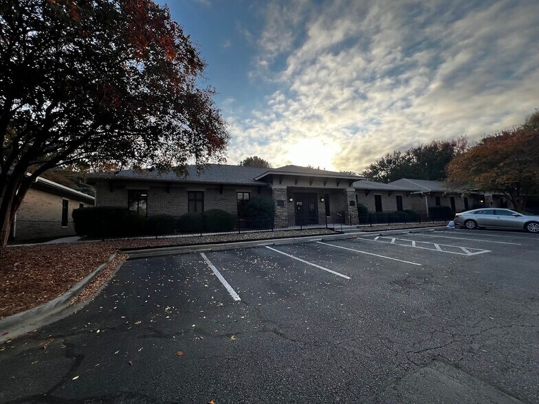 More Photos Of 1258 Mann Dr, Matthews Medical For Sale