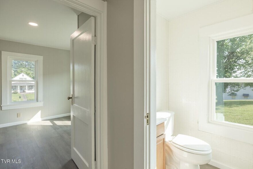 More Photos Of 457 E Bernard Ave, Greeneville General Retail For Sale