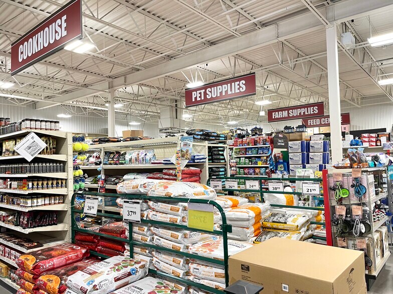 More Photos Of 321 Main St E, Grimsby Freestanding For Lease