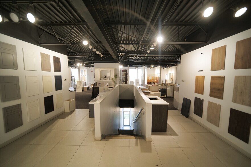 More Photos Of 310-350 Rue Ness, Montréal Flex For Sale