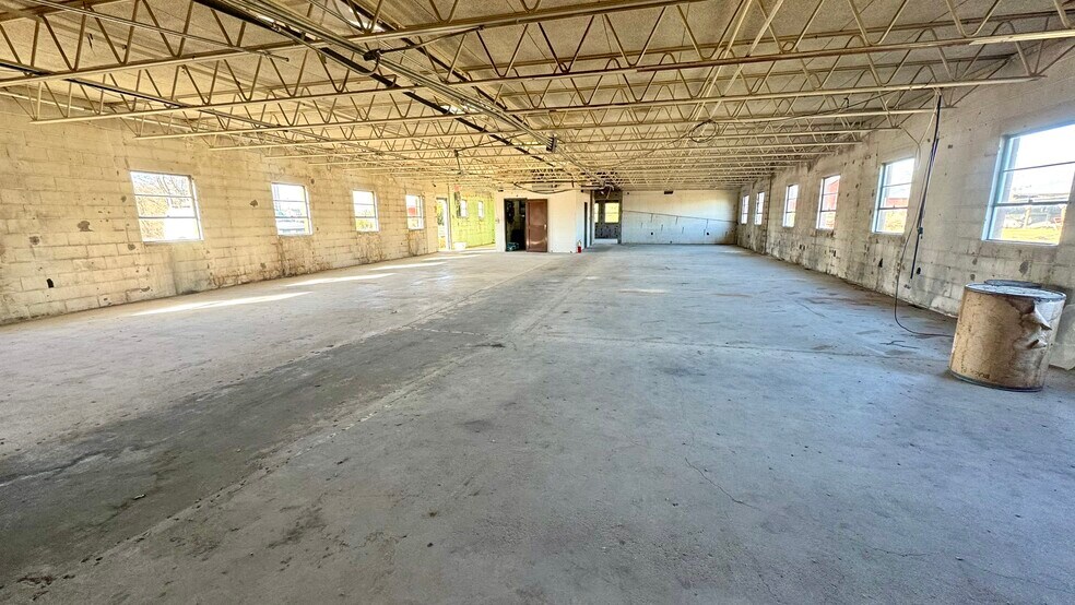 More Photos Of 4220 Springfield-Jamestown Rd, Springfield Warehouse For Lease