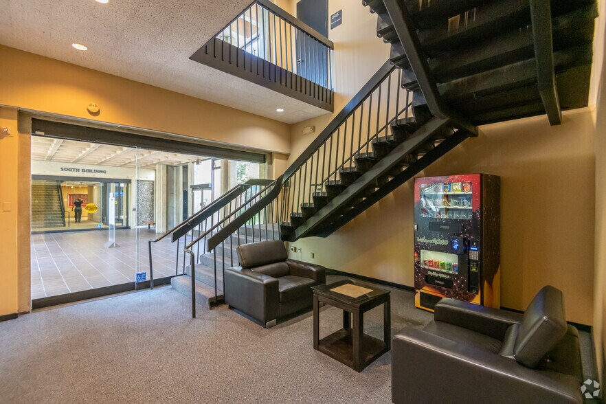 More Photos Of 7901 Oakport St, Oakland Office For Lease