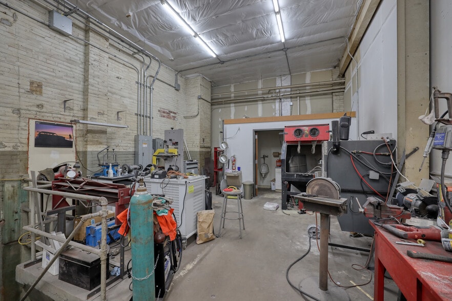 More Photos Of 8213 Gravois Rd, Affton Warehouse For Sale