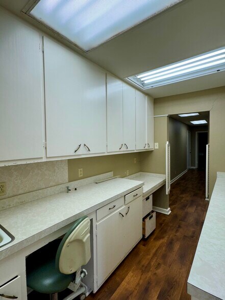 More Photos Of 611 N Esplanade St, Cuero Medical For Sale