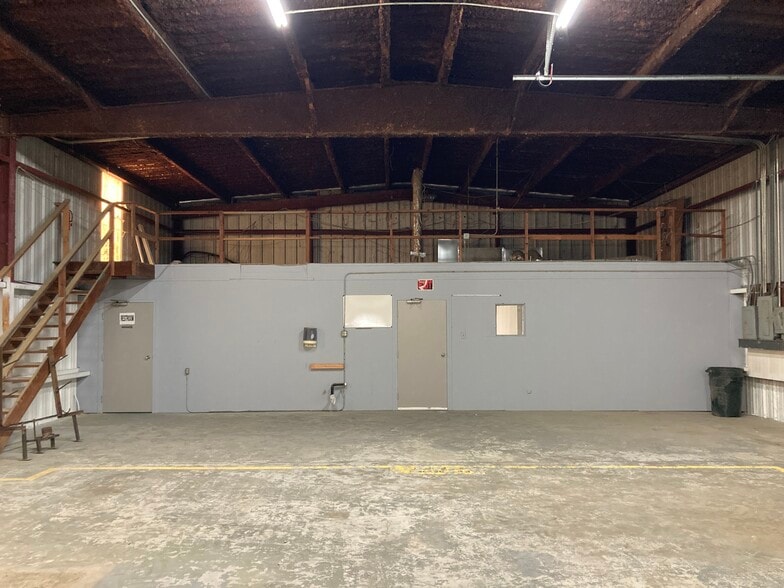 More Photos Of 102 Saul Dr, Scott Warehouse For Lease