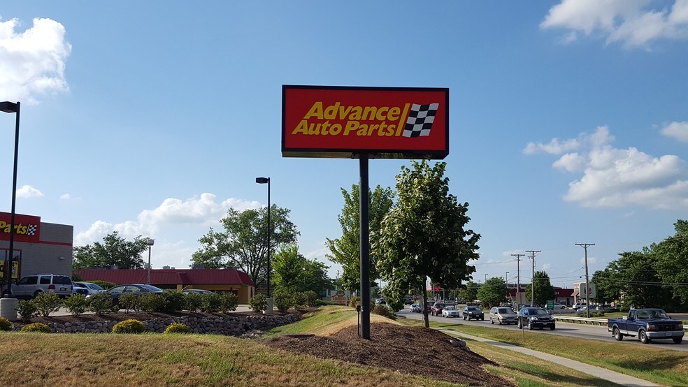 More Photos Of 520 S Eastwood Dr, Woodstock Freestanding For Lease