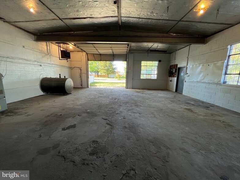 More Photos Of 407 S West Blvd, Landisville Warehouse For Lease