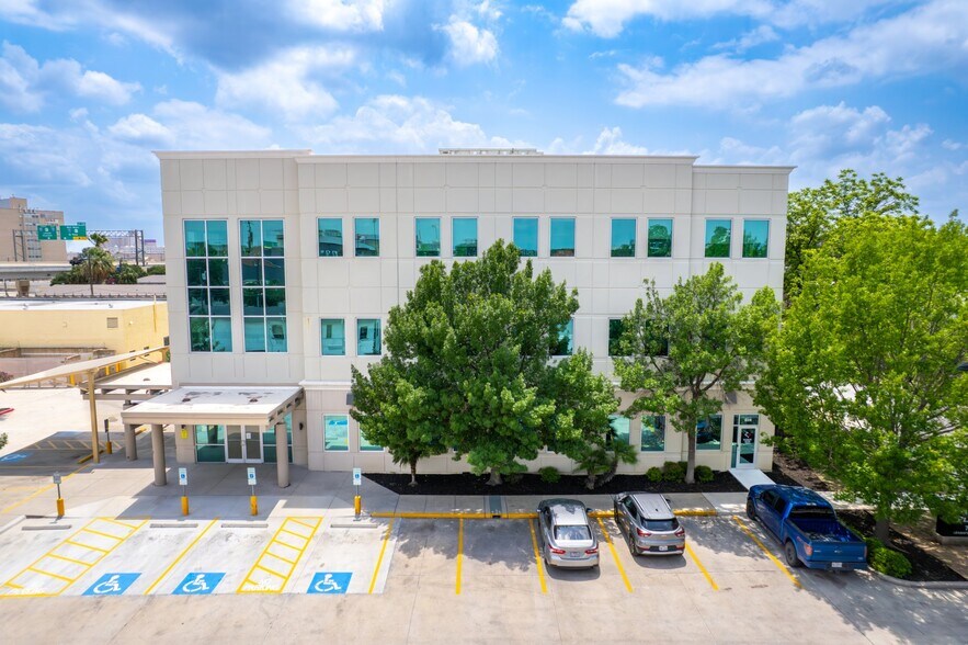 More Photos Of 718 Lexington Ave, San Antonio Medical For Lease