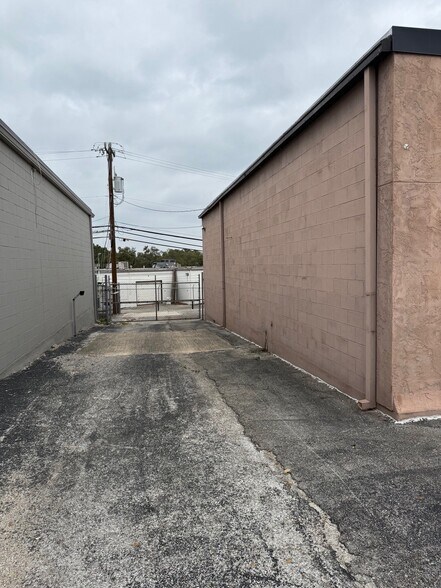 More Photos Of 11911-11913 Warfield St, San Antonio Warehouse For Sale