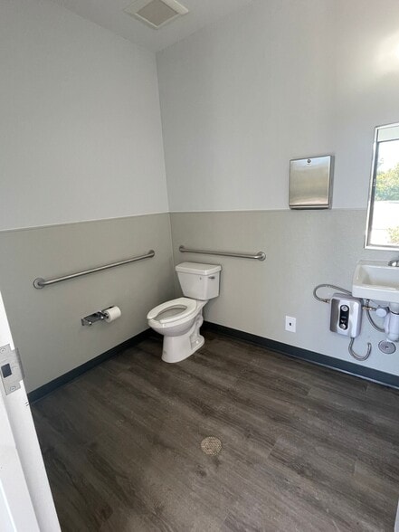 More Photos Of 1725 Kennedy Pt, Oviedo Industrial For Lease