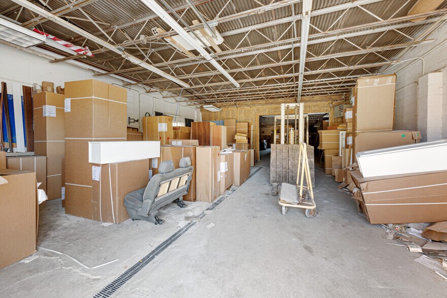 More Photos Of 5213 W Broadway Ave, Minneapolis Auto Dealership For Lease