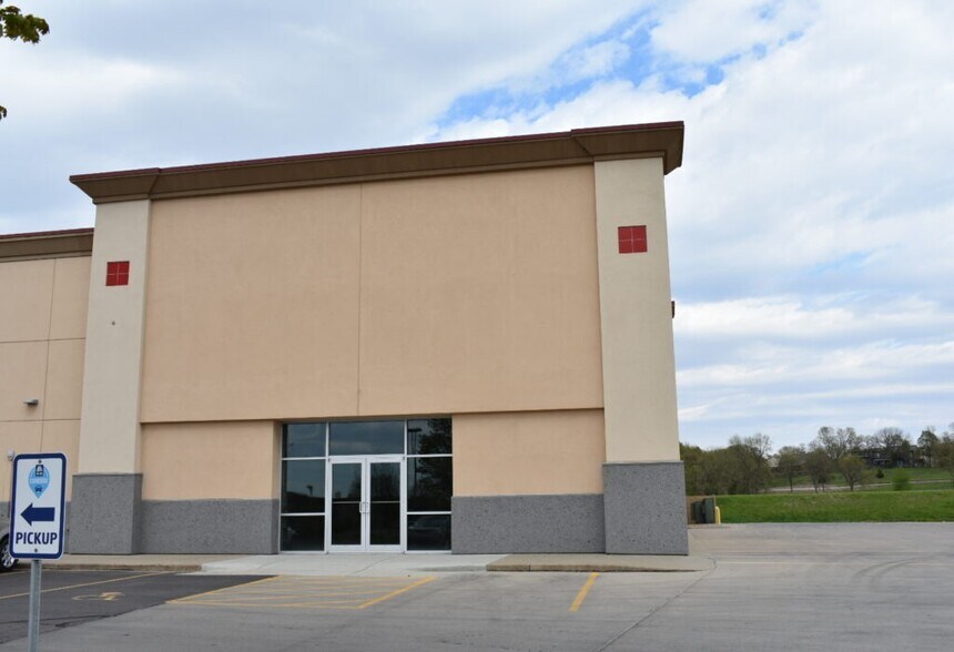 More Photos Of 2808 S Louise Ave, Sioux Falls Supermarket For Lease