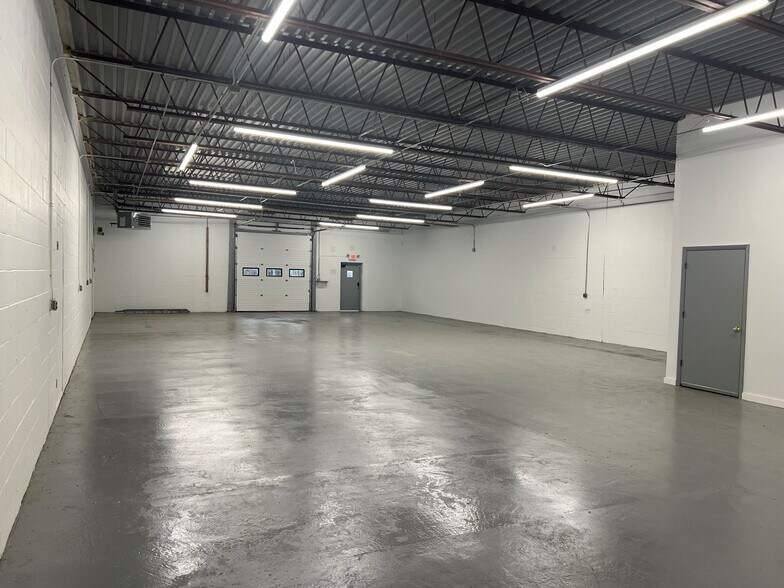 More Photos Of 2 Anco Dr, Deptford Warehouse For Lease