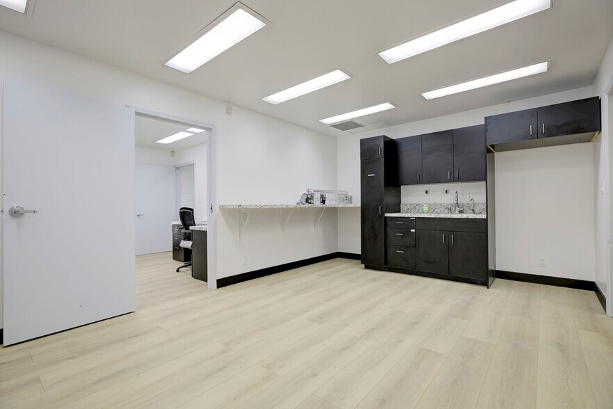 More Photos Of 18417 Bryant St, Northridge Service For Sale