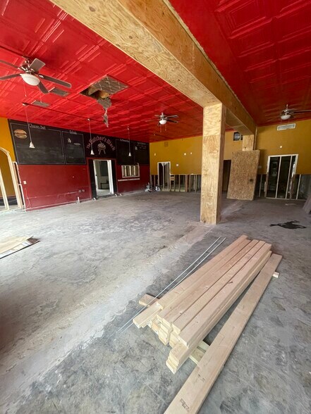 More Photos Of 1702 N Main St, Anderson Restaurant For Lease