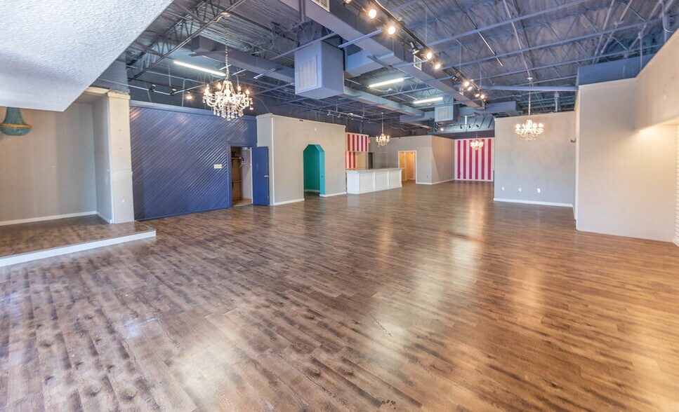 More Photos Of 4615-4617 50th St, Lubbock Freestanding For Sale