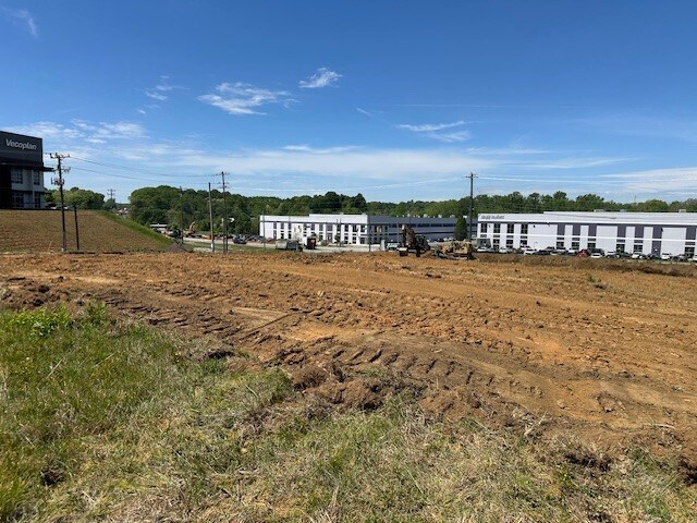 More Photos Of 415 Gallimore Dairy Rd, Greensboro Warehouse For Lease