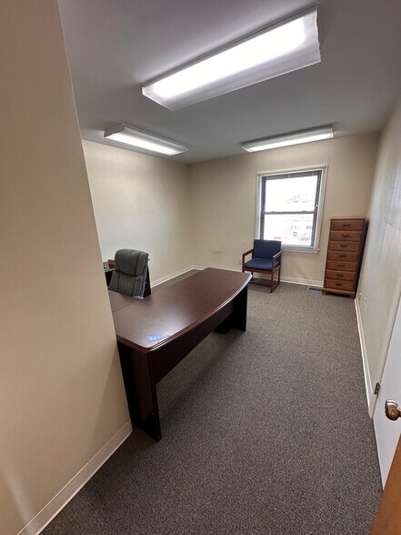 More Photos Of 23 Erlanger Rd, Erlanger Office Residential For Lease