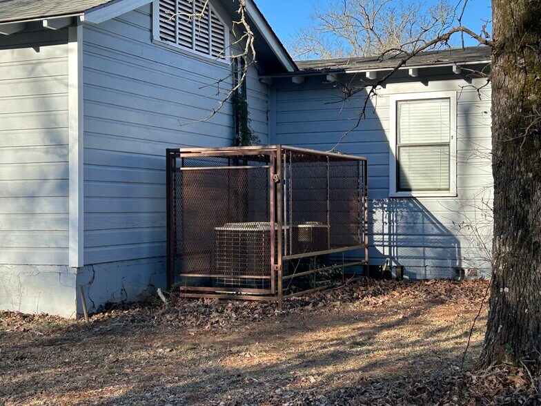 More Photos Of 2003 E US Highway 84, Palestine Office For Sale