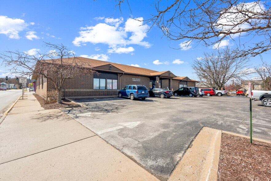 More Photos Of 2350 4th Ave, Rock Island Office For Sale