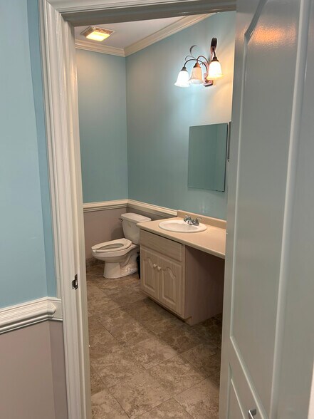 More Photos Of 274B Commonwealth Dr, Greenville Medical For Lease