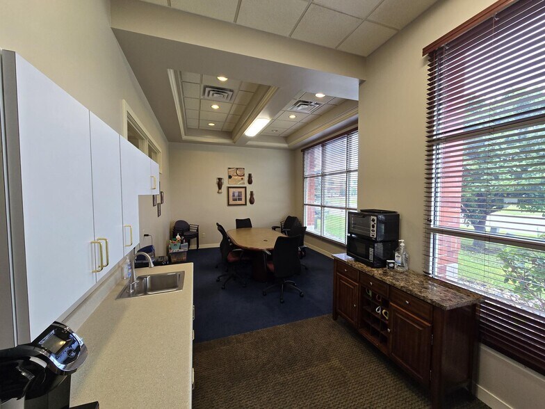 More Photos Of 2755 10th Ave N, Grand Forks Office For Sale