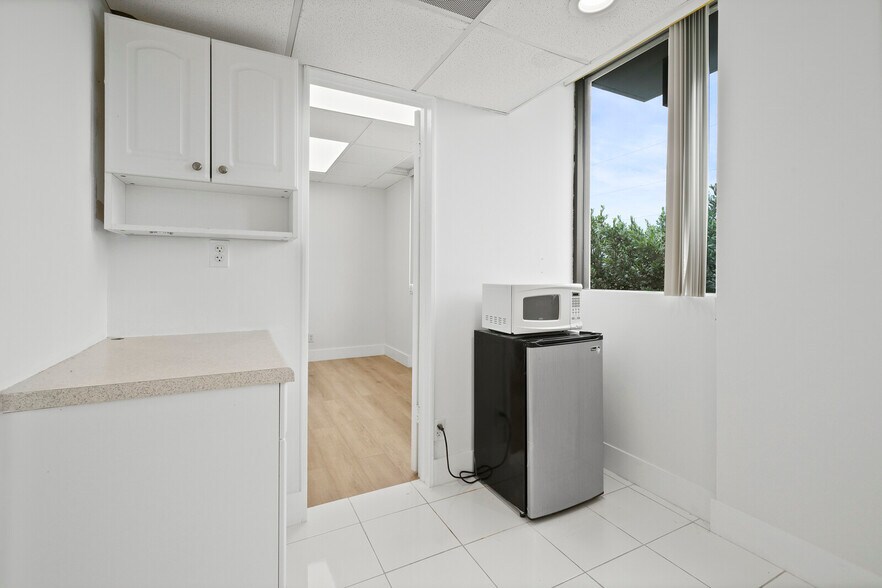 More Photos Of 4322-4334 E Tradewinds Ave, Lauderdale-by-the-Sea Loft Creative Space For Lease