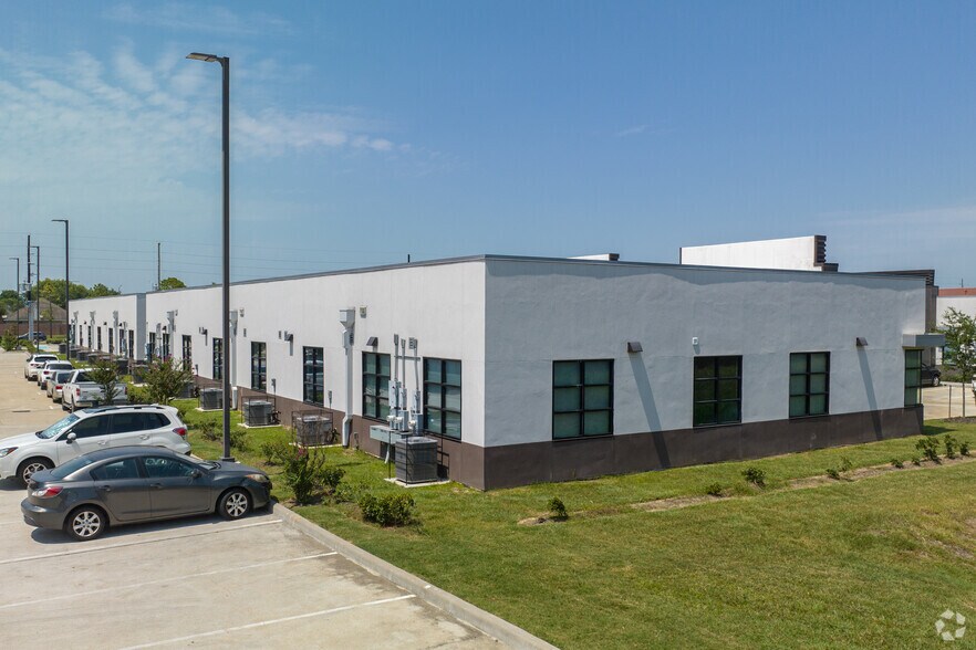 More Photos Of 12280 Broadway St, Pearland Medical For Lease