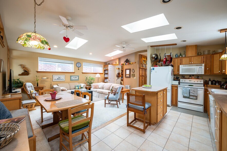 More Photos Of 1324 Commercial, Bellingham General Retail For Sale