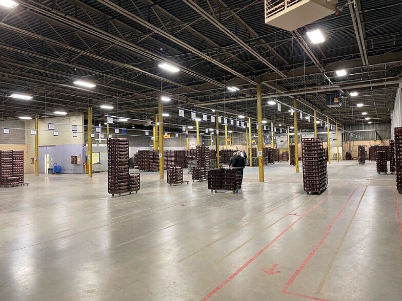 More Photos Of 1041 Boul Pierre-Bertrand, Québec Warehouse For Lease