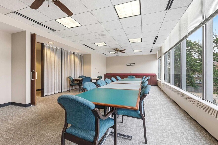 More Photos Of 270 W 7th St, Dubuque Bank For Lease