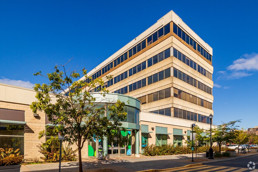 More Photos Of 5800 Boul Cavendish, Cote-St-Luc Unknown For Lease