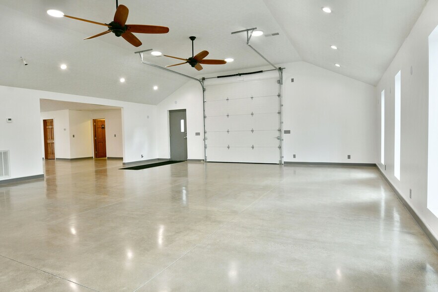 More Photos Of 3019 Parkman Rd NW, Warren Flex For Sale